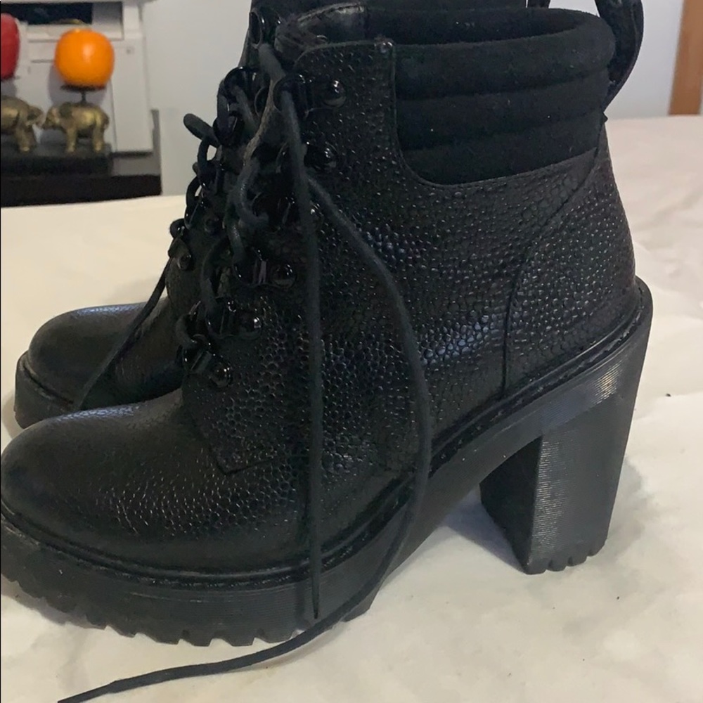 Shoe - Picture 2 of 4